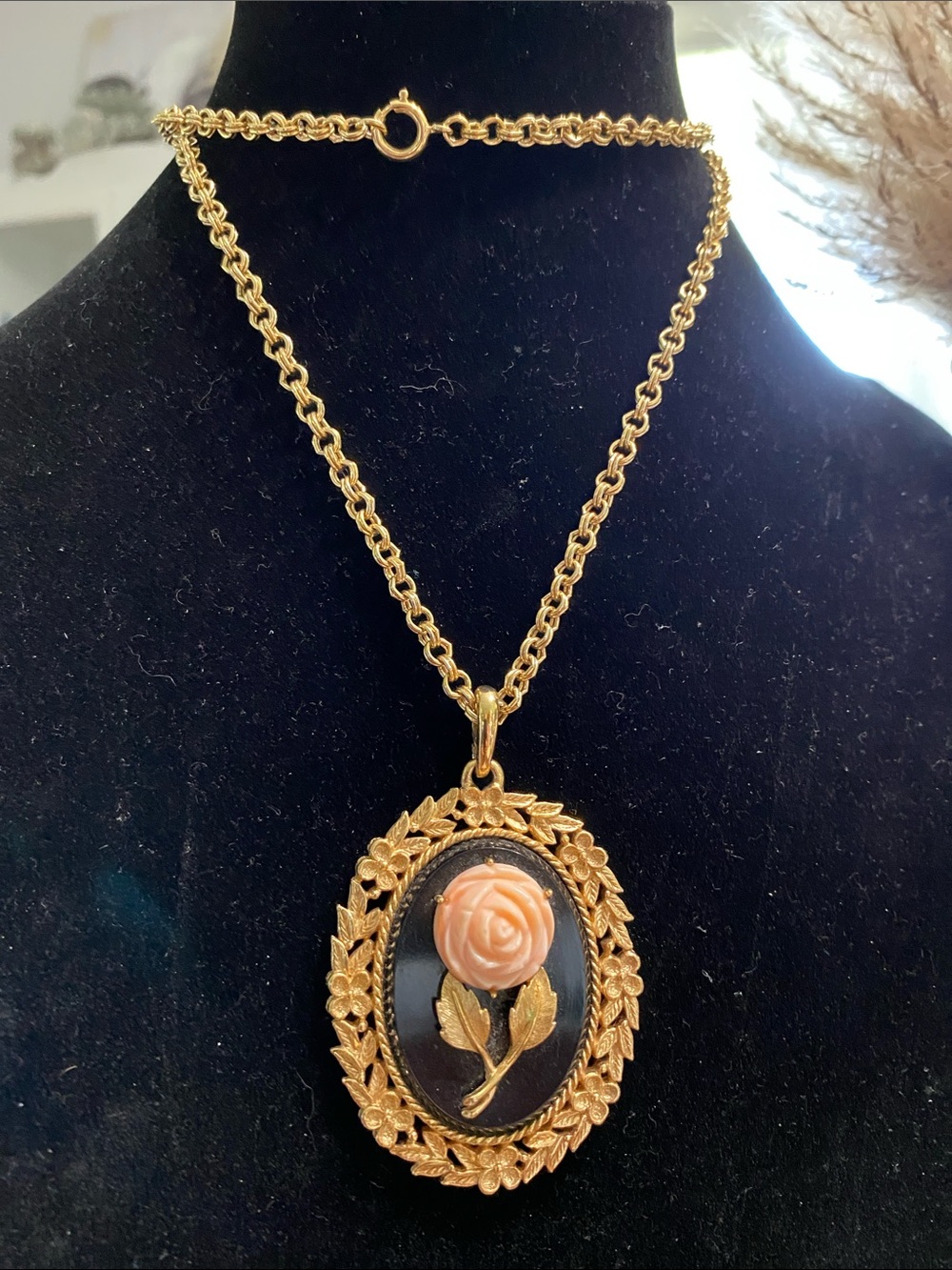 VTG Avon Gold-tone Serena Cameo Rose Pendant Necklace in Peach and Black
